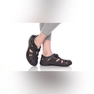 OOFOS Oocandoo Unisex Waterproof Recovery Sandal NWT